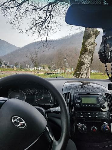 Hyundai minivan/sedan tipli avtomobil – salon və idarəetmə hissəsi -