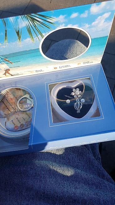 Zərgərlik əşyaları: Dəstə daxildir: Boyunbağı — 2