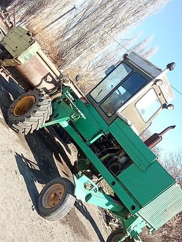 012 masin: Yaşıl rəngli kənd təsərrüfatı yığma maşını (özünüyığan — 2