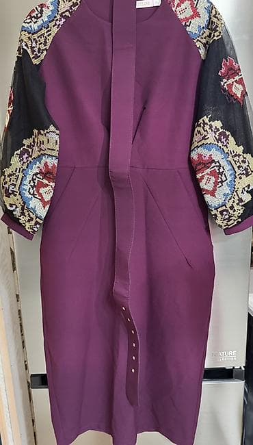Bənövşəyi rəngdə qadın donu - Model: qolu naxışlı, dizdən aşağı