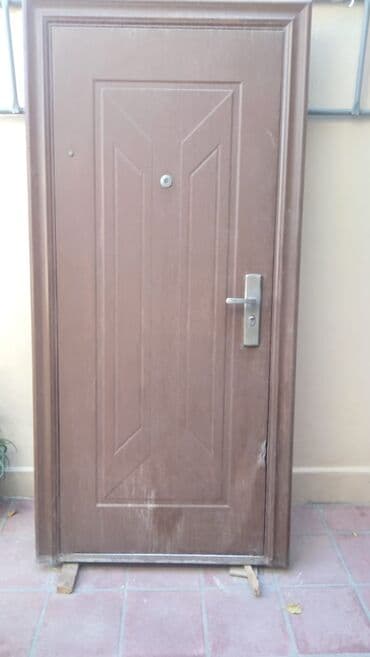 plastik qab: Dəmir giriş qapısı - Material: möhkəm metal konstruksiya, çərçivəli - — 2