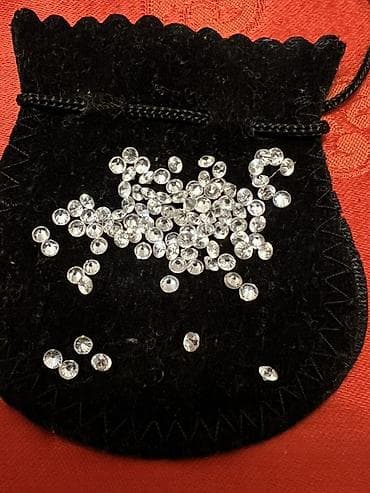 mi smart band 4: Sirkon daşlar 35 il öncə alınıb. - Saxlama üçün yumşaq, qara məxmər — 1