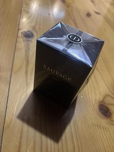 note tonal krem: Dior Sauvage Elixir kişi ətri. Orginal Dior Qutunun üzərində “Sauvage — 2