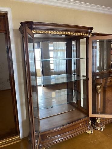 стеклянный стол офисный: Klassik üslubda qonaq otağı üçün vitrin və bufet dəsti — 1