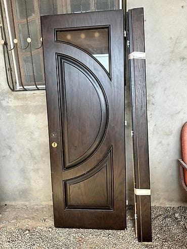 Bu, tünd qəhvəyi rəngdə taxta daxili qapıdır. Qapının yuxarı