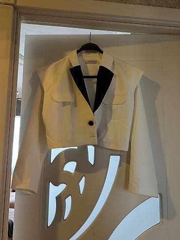 Qadınlar üçün qısa blazer jilet - Rəng: ağ, qara atlas effektli rever