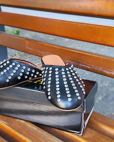 Qadınlar üçün slip-on mules (terlik tipli sabolar) - Rəng: qara - Üst — 2