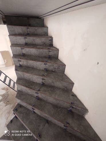 mermer kafel: Bu kirəmitlər evin müxtəlif yerlərində, o cümlədən mətbəxdə divar — 3