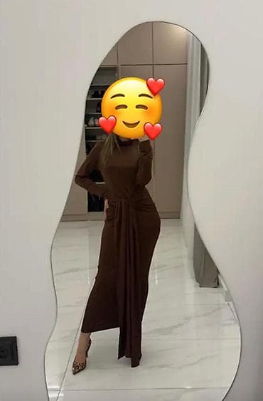 Qəhvəyi rəngdə uzun don - Model: uzun, bədənə oturan siluet - Yaxa