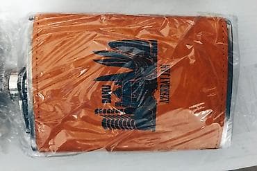 ag qara: Paslanmayan metaldan hazırlanmış, dəri örtüklü kolbalar. Üzərində — 4