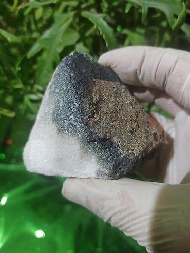 parca camadan: Xam Yaqut + Safir + Nadir Şpinel + Süd Kvarsı ? Flüoresans — 6