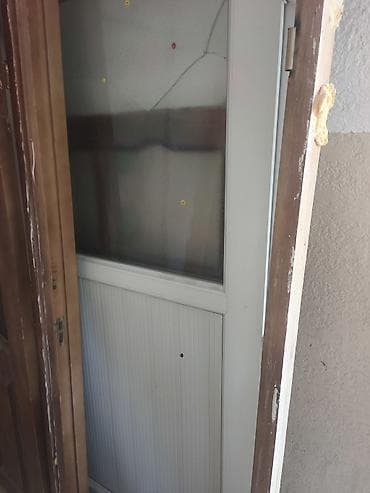 qapi plastik: PVC qapı – ağ rəng, şüşəli üst panel tecili satılır tam sağlam — 3