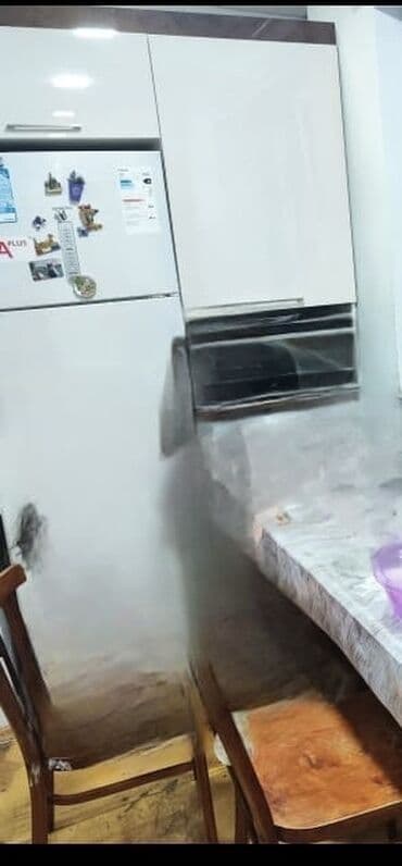 en son model metbex mebelleri: Mətbəx mebeli dəsti - Üst şkaflar: ağ, parlaq səthli, uzun metal — 3