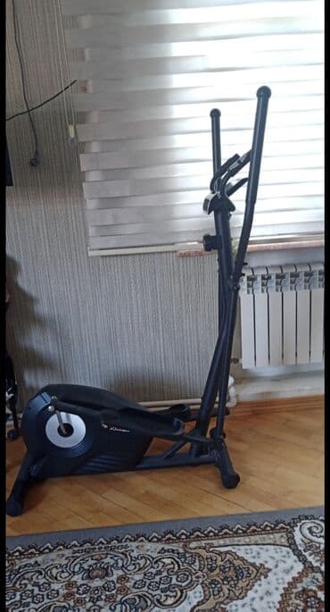 Elliptik trenajorlar: Evdə istifadə üçün nəzərdə tutulmuş qara rəngli elliptik trenajor. Bu