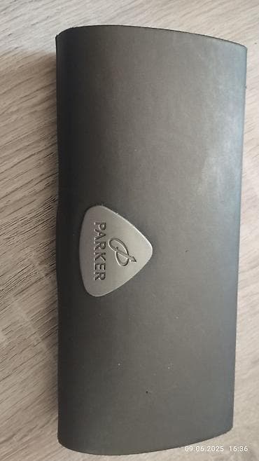 Qələmlər: Qara rəngli, qızılı detallı Parker qələmi. Zərif dizaynı ilə seçilir — 4