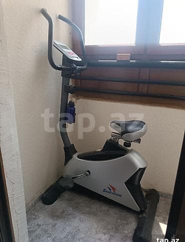 Bu velotrenajor evdə məşq etmək üçün əlverişli bir vasitədir. Məşq