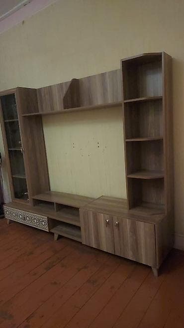 qara ekran sekilleri: TV stendi və vitrinli divar modulu - Material: ağac görünümlü — 2