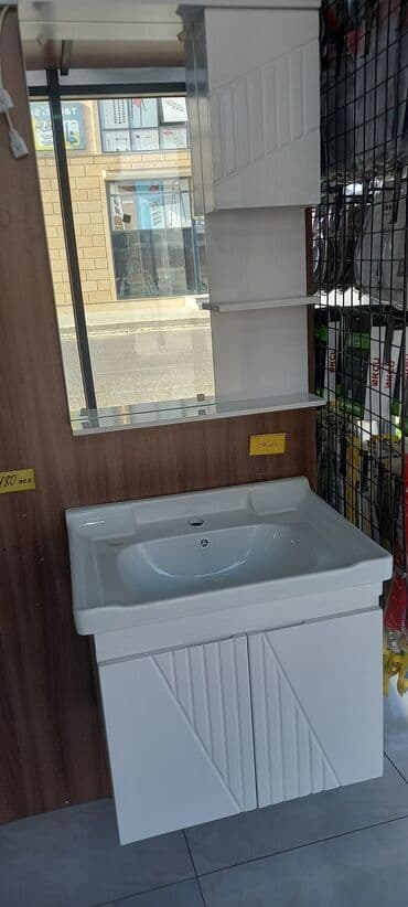 hamam ref: Ağ rəngli hamam mebeli dəsti, tərkibində tək qapılı güzgü dolabı və — 1