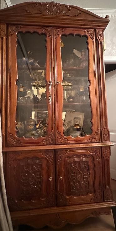 Təmiz qoz ağacindan qorka,oyma əl işidir .İçi çox büyükdür tutumu