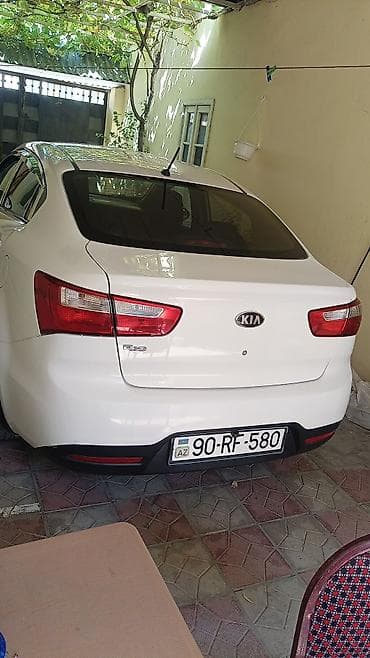 e60 guzgu: Kia Rio sedan – ağ rəng, 4 qapılı, şəhər və tras üçün qənaətcil — 4