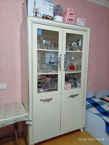 Ağ rəngli vitrin bufet şkafı və əlavə paltar şkafı