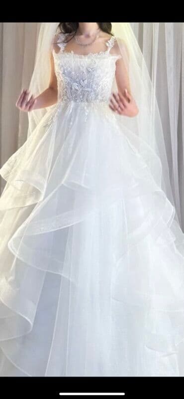 İstanbuldan Aysira Butikdən alınıb.Ağ rəngli gəlinlik, enli ətəkli
