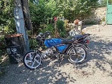 drift car elektrikli scooter: Mavi rəngli, klassik üslubda motosiklet. Şəkillərdə yan hissəsində — 2