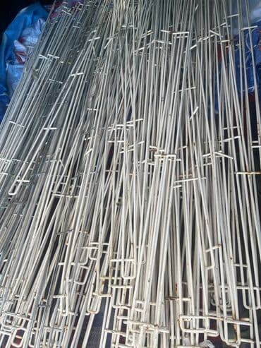 вешалки для магазина: Vitrin reflerinin mallari saxlamaq ucun demirleri satilir.Qiymet 1 — 2