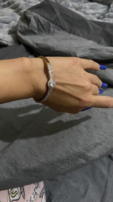 Svarovskiy qaslarla qolbag satiram qetiyyen qaralan deyil.qaralan lalafo.az -da Svarovskiy qaslarla qolbag satiram qetiyyen qaralan deyil.qaralan