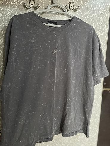 элев 8: 1)Saruçka 1-2 defe geyilib yeni kimidi 8 azn(S beden) 2) Boz T-shirt — 2