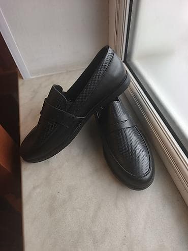 Kişi loafer ayaqqabıları – qara rəng, klassik penny loafer dizaynı -