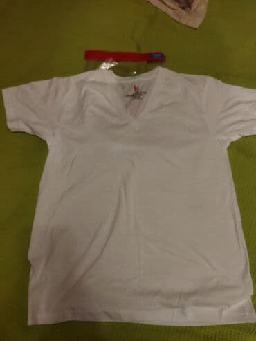 ağ sarucka: Ağ futbolka raz var qiy 4 azn — 2