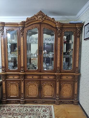 plastik skaflar: Klassik üslubda böyük vitrinli bufet dolabı
Malaziya istehsalı — 1