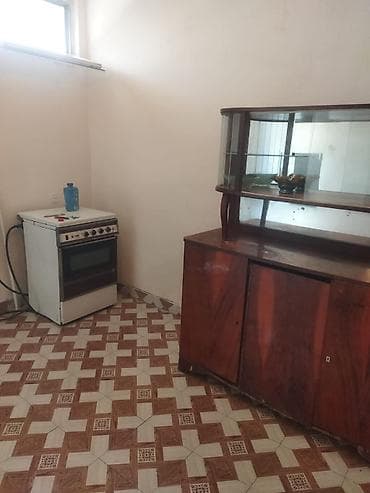 binə evlər: Ev – küçəyə çıxışı olan, tək mərtəbəli kiçik tikili. Xüsusiyyətlər: - — 7