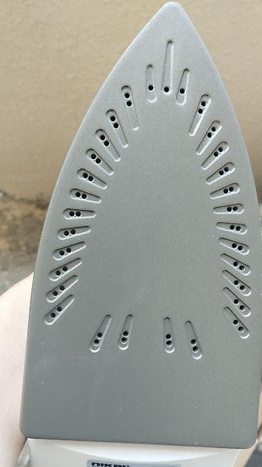par utusu: NIKAI NSI-859 buxarlı ütü – 1400W Xüsusiyyətlər: - Buxar və sprey — 4