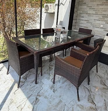 Bag ucun masa desti satılır. 8 oturacağı var . Qiymet 750 azn. Unvan
