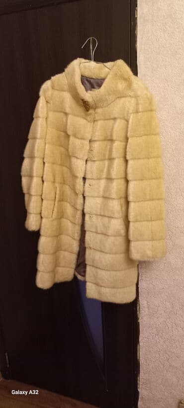 Qadın kürkü – krem rəngli, qısa/orta uzunluqda - Model: düz kəsim