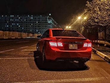 sport disk: Chevrolet Cruze sedan – parlaq qırmızı rəngdə, tam bədən kiti və idman — 2