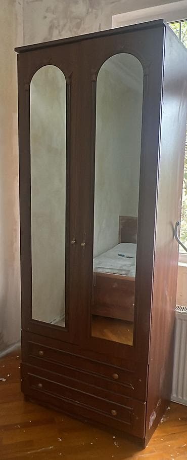 İki qapılı güzgülü paltar şkafı - Material: tünd ağac rəngli — 1