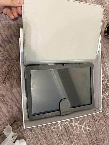 Samsung: Planşet boz rəngli qabığı ilə təqdim olunur, bu da ona zərif görünüş — 4