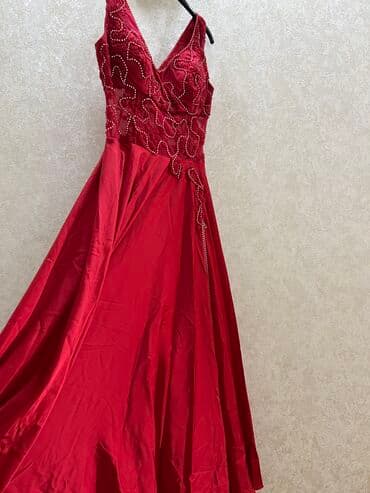 Toy paltarları və aksesuarları: 1 defe geyinilib. 40 razmer — 1