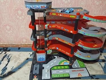 Çox yaxşı vəziyyətdə olan 5 mərtəbəli böyük oyuncaq parkovkası