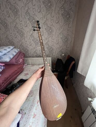 Milli musiqi alətləri: Saz – xalq çalğı aləti - Korpus: armud formalı, tam ağacdan (tək — 2