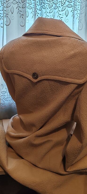 qadınlar üçün xəz palto: Bej rəngli qadın paltosu - Klassik, iri yaka dizaynı - Ön tərəfdə — 2