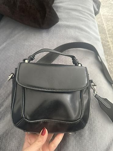 Qara mini çiyin/çapraz çanta - Material: parlaq süni dəri - Rəng