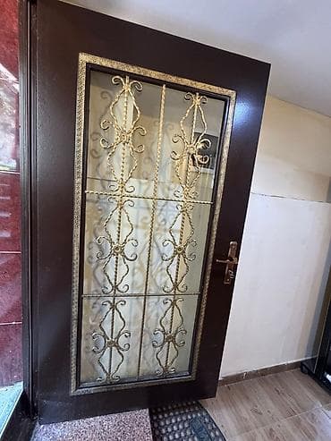 darvaza ustu: Dəmir barmaqlıqlı şüşə qapı Qapinin eni 110 uzunluğu 2 metr - — 1