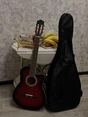 Klassik akustik gitara – kəsik kənarlı (cutaway) korpus dizaynı ilə