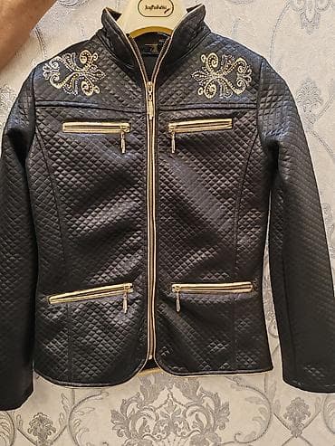 Qadın ayaqqabıları: Zərif işləməli quilted üst geyimləri – qızılı detallar ilə. Her biri — 3