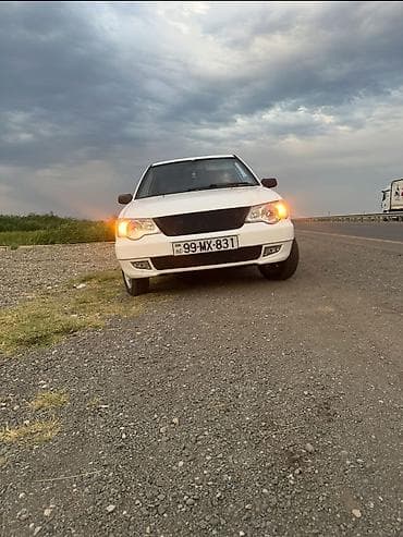 Ağ rəngli sedan avtomobil Xüsusiyyətlər: - Kuzov: 4 qapılı sedan, ağ