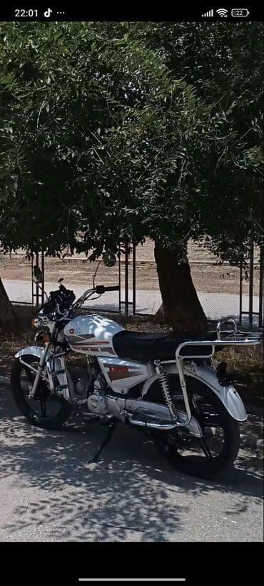 ucuz matasklet: Ağ rəngli, yol üçün nəzərdə tutulmuş motosiklet. Bu motosikletin əsas — 5